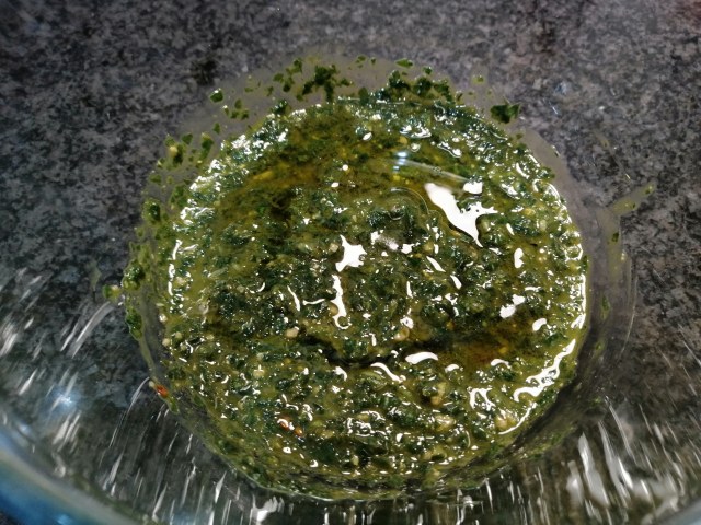 Spaghetti con pesto telline e peperoni cruschi