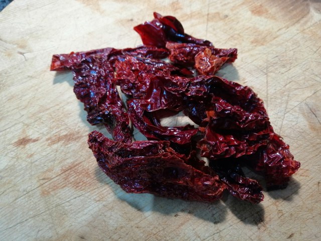 Spaghetti con pesto telline e peperoni cruschi