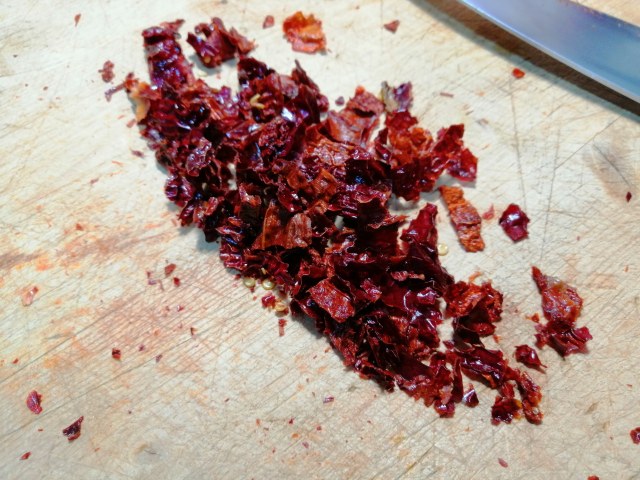 Spaghetti con pesto telline e peperoni cruschi