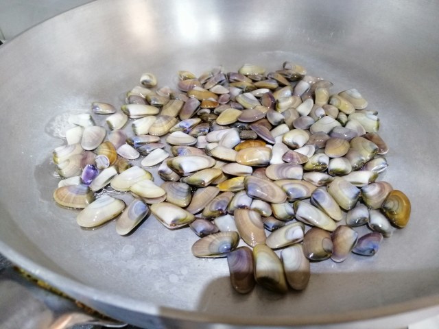 Spaghetti con pesto telline e peperoni cruschi