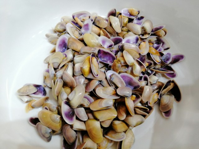 Spaghetti con pesto telline e peperoni cruschi