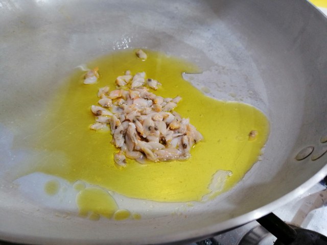 Spaghetti con pesto telline e peperoni cruschi