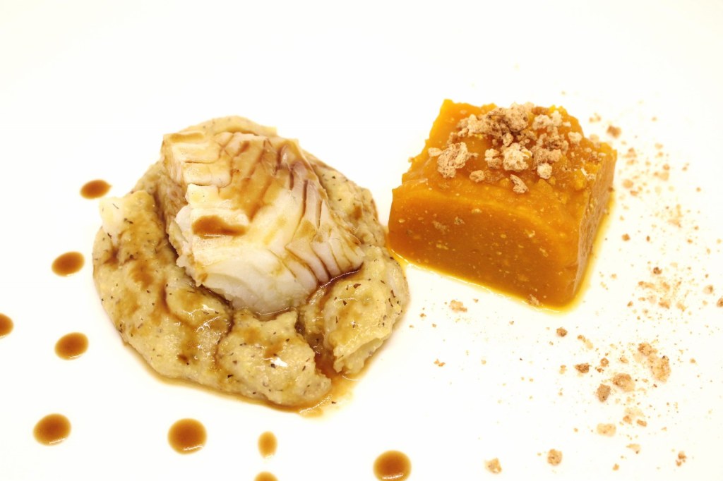 Baccala su polenta taragna con riduzione alla birra e hummus di zucca e amaretti