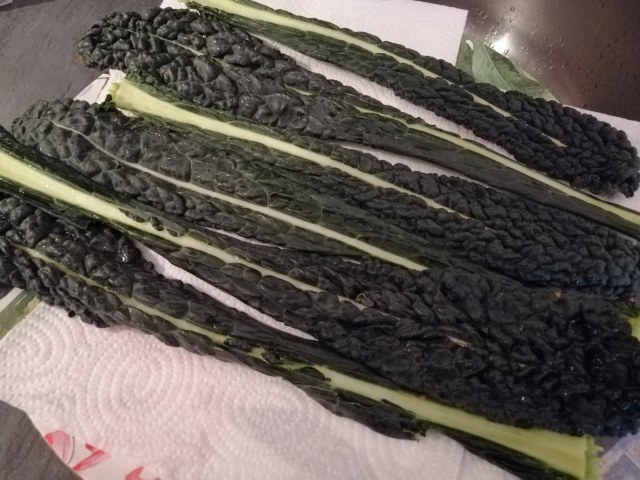 Hamburger di tonno con salsa al bergamotto e chips di cavolo nero