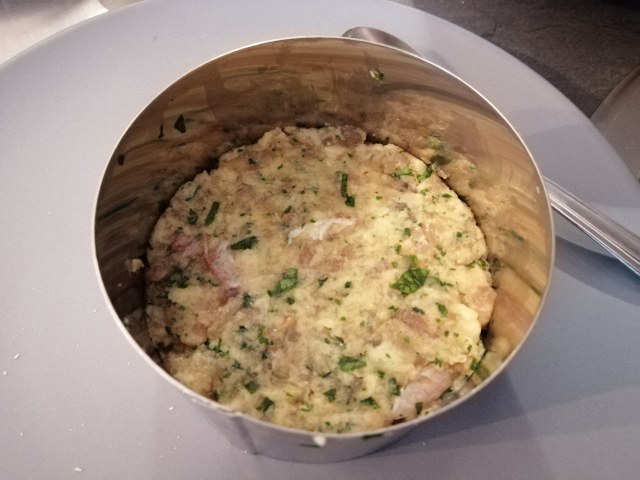 Hamburger di tonno con salsa al bergamotto e chips di cavolo nero