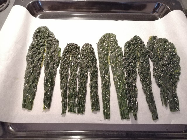 Hamburger di tonno con salsa al bergamotto e chips di cavolo nero