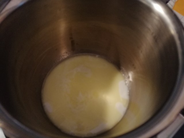 Hamburger di tonno con salsa al bergamotto e chips di cavolo nero