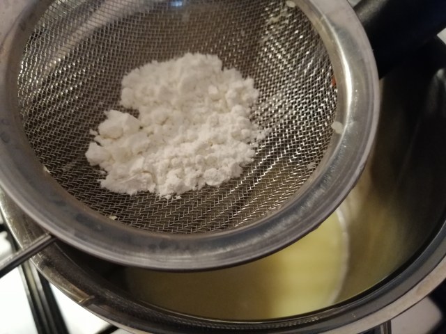 Hamburger di tonno con salsa al bergamotto e chips di cavolo nero