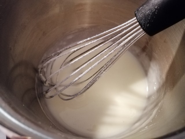 Hamburger di tonno con salsa al bergamotto e chips di cavolo nero