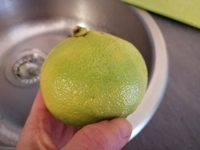 Hamburger di tonno con salsa al bergamotto e chips di cavolo nero