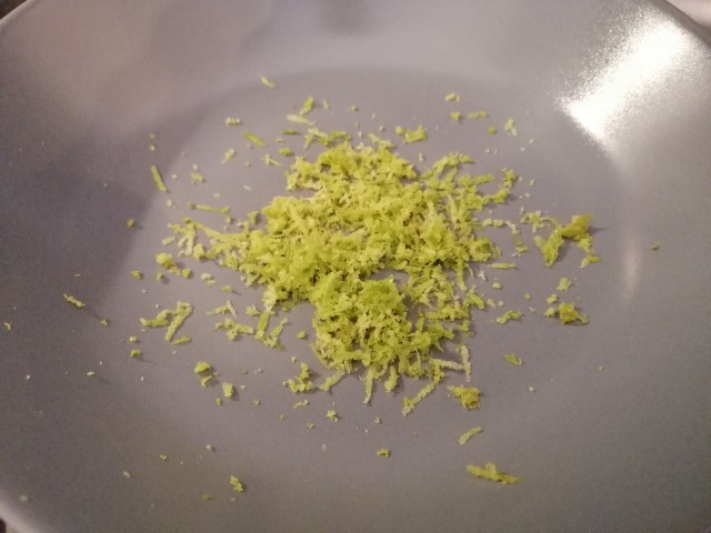 Hamburger di tonno con salsa al bergamotto e chips di cavolo nero