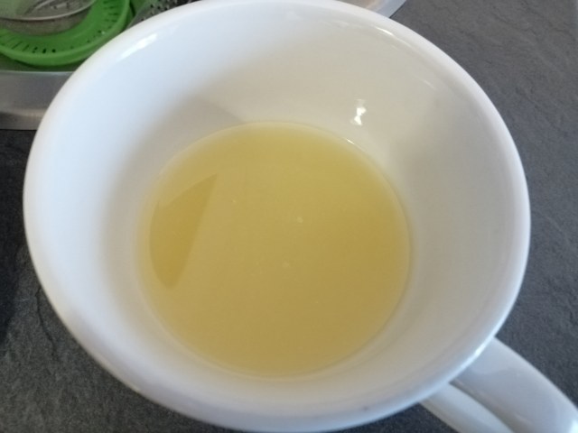 Hamburger di tonno con salsa al bergamotto e chips di cavolo nero