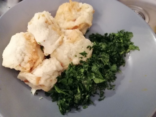Hamburger di tonno con salsa al bergamotto e chips di cavolo nero