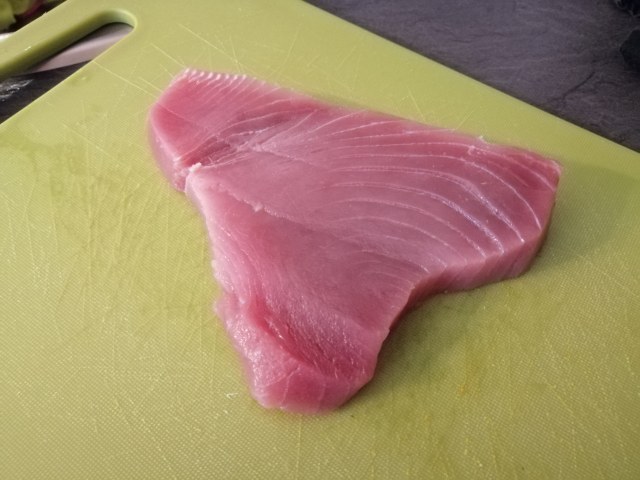 Hamburger di tonno con salsa al bergamotto e chips di cavolo nero