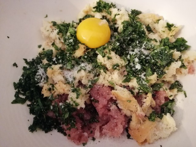 Hamburger di tonno con salsa al bergamotto e chips di cavolo nero