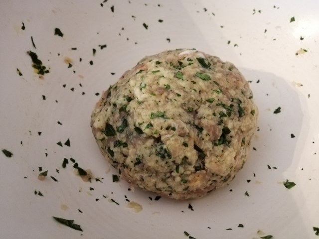 Hamburger di tonno con salsa al bergamotto e chips di cavolo nero