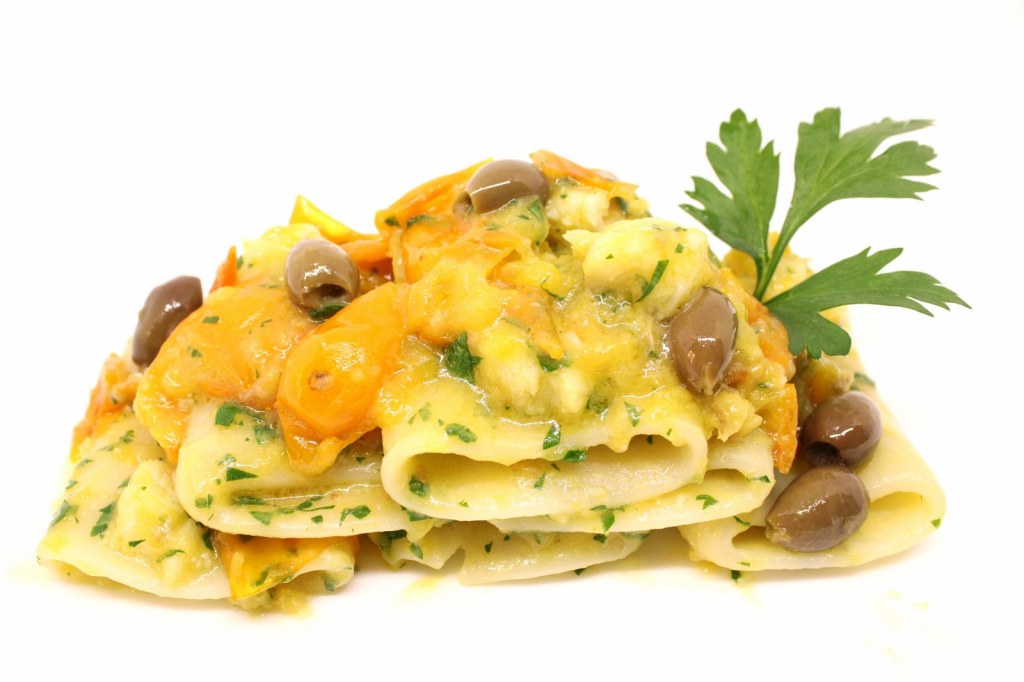 Paccheri con rana pescatrice pomodoro giallo e olive taggiasche