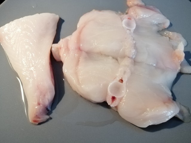 Paccheri con rana pescatrice pomodoro giallo e olive taggiasche