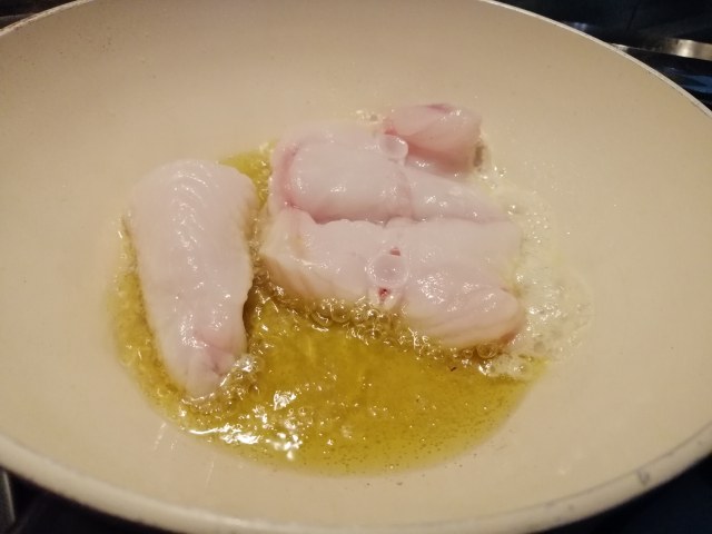 Paccheri con rana pescatrice pomodoro giallo e olive taggiasche