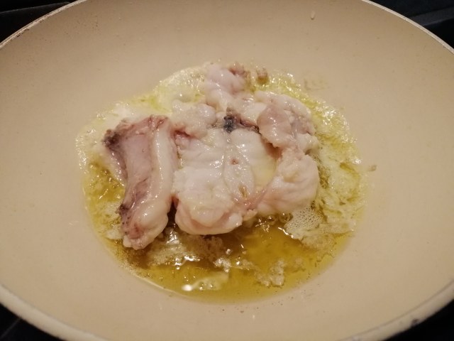 Paccheri con rana pescatrice pomodoro giallo e olive taggiasche