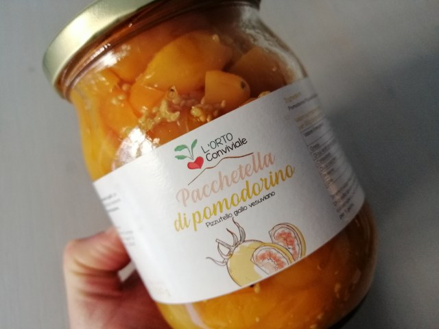 Paccheri con rana pescatrice pomodoro giallo e olive taggiasche