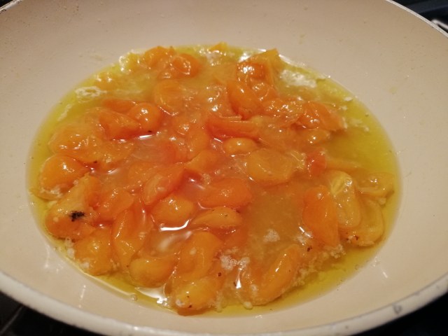 Paccheri con rana pescatrice pomodoro giallo e olive taggiasche