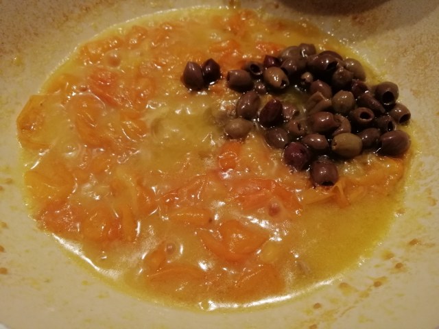 Paccheri con rana pescatrice pomodoro giallo e olive taggiasche