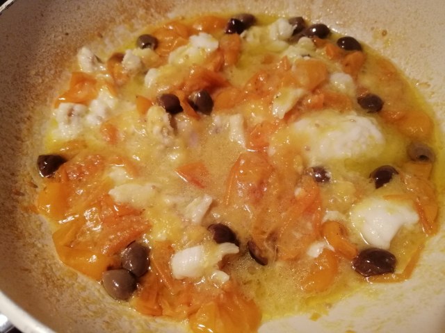 Paccheri con rana pescatrice pomodoro giallo e olive taggiasche