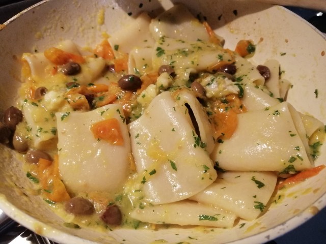 Paccheri con rana pescatrice pomodoro giallo e olive taggiasche