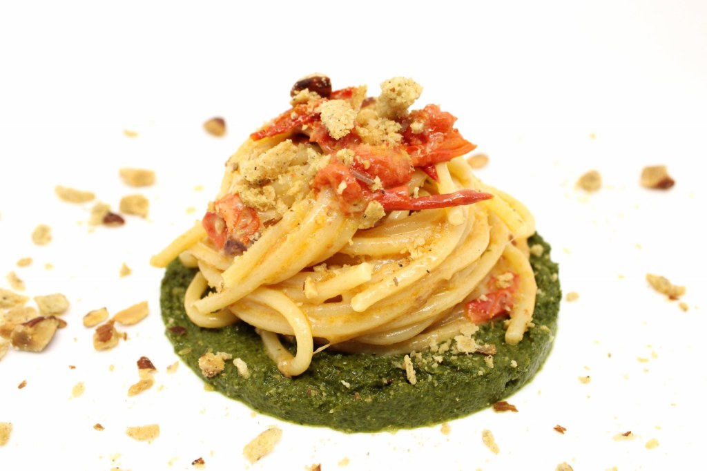 Spaghetti con burrata affumicata pomodoro ciliegino e tarallo sbriciolato su crema di cime di rapa