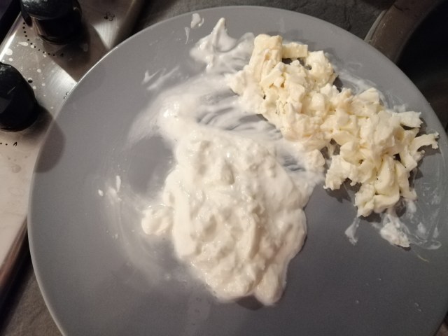 Spaghetti con burrata affumicata pomodoro ciliegino e tarallo sbriciolato su crema di cime di rapa