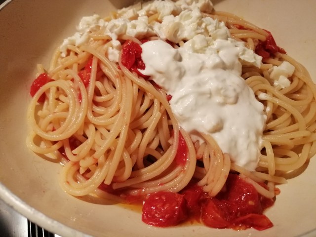 Spaghetti con burrata affumicata pomodoro ciliegino e tarallo sbriciolato su crema di cime di rapa