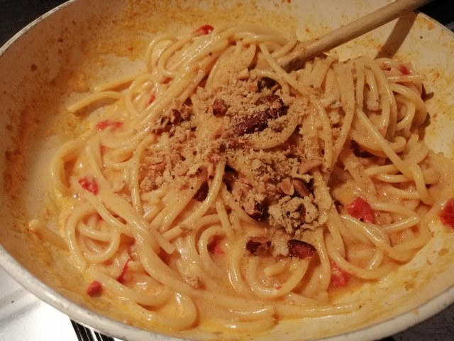 Spaghetti con burrata affumicata pomodoro ciliegino e tarallo sbriciolato su crema di cime di rapa