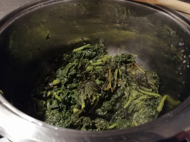 Spaghetti con burrata affumicata pomodoro ciliegino e tarallo sbriciolato su crema di cime di rapa