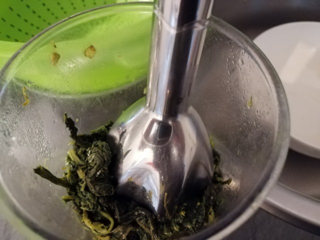 Spaghetti con burrata affumicata pomodoro ciliegino e tarallo sbriciolato su crema di cime di rapa