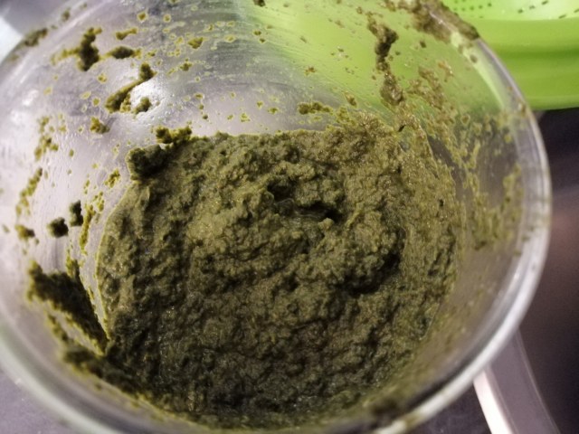 Spaghetti con burrata affumicata pomodoro ciliegino e tarallo sbriciolato su crema di cime di rapa