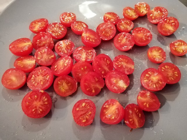 Spaghetti con burrata affumicata pomodoro ciliegino e tarallo sbriciolato su crema di cime di rapa