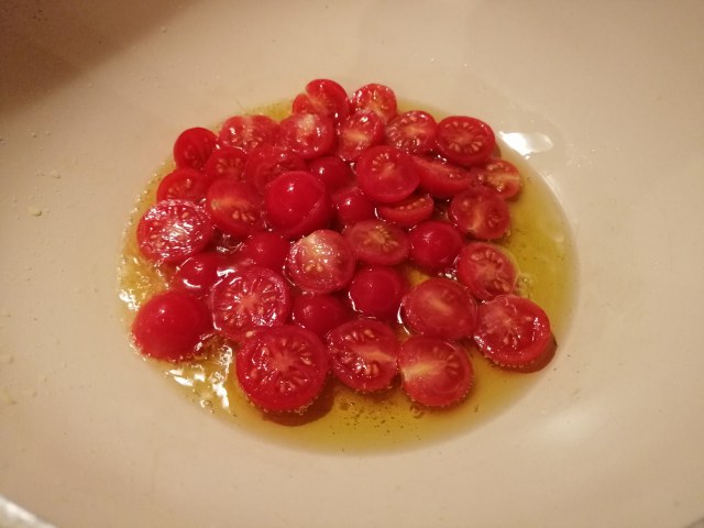 Spaghetti con burrata affumicata pomodoro ciliegino e tarallo sbriciolato su crema di cime di rapa