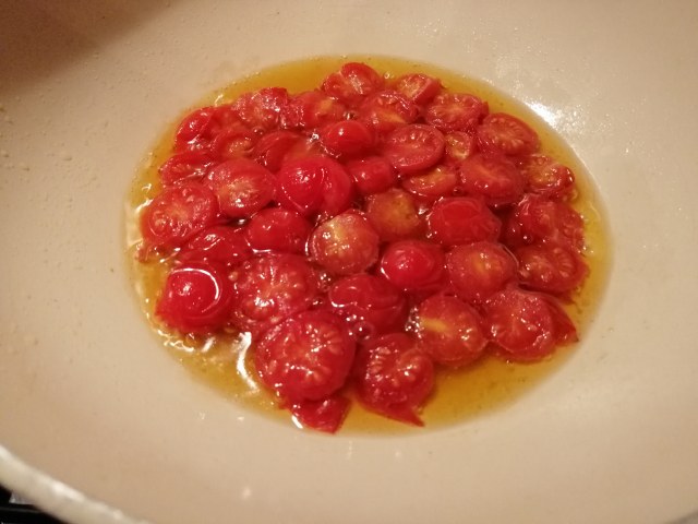 Spaghetti con burrata affumicata pomodoro ciliegino e tarallo sbriciolato su crema di cime di rapa