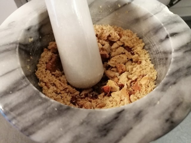 Spaghetti con burrata affumicata pomodoro ciliegino e tarallo sbriciolato su crema di cime di rapa