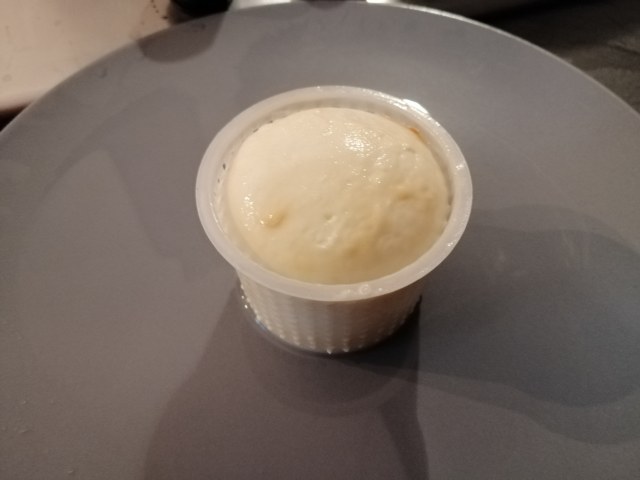 Spaghetti con burrata affumicata pomodoro ciliegino e tarallo sbriciolato su crema di cime di rapa