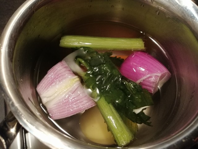 Curry thai di Natale con ortaggi di stagione e gamberi