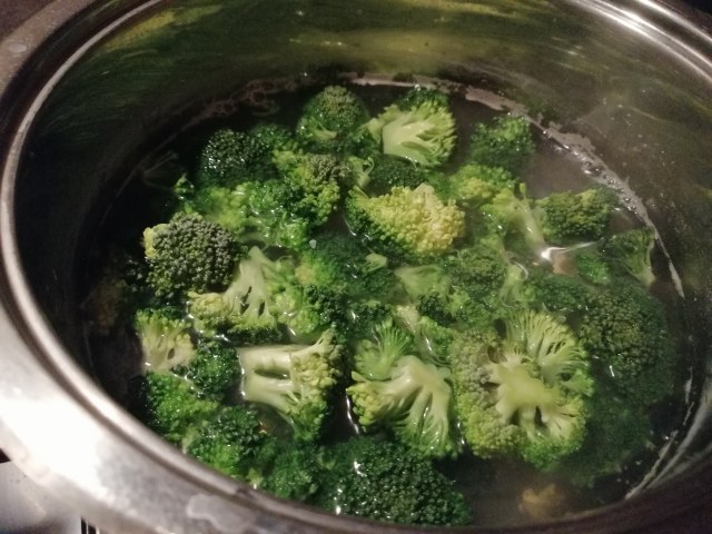 Curry thai di Natale con ortaggi di stagione e gamberi