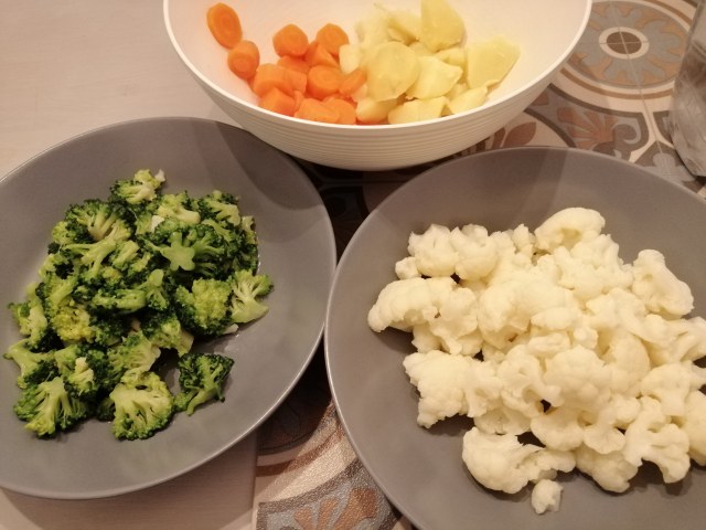 Curry thai di Natale con ortaggi di stagione e gamberi