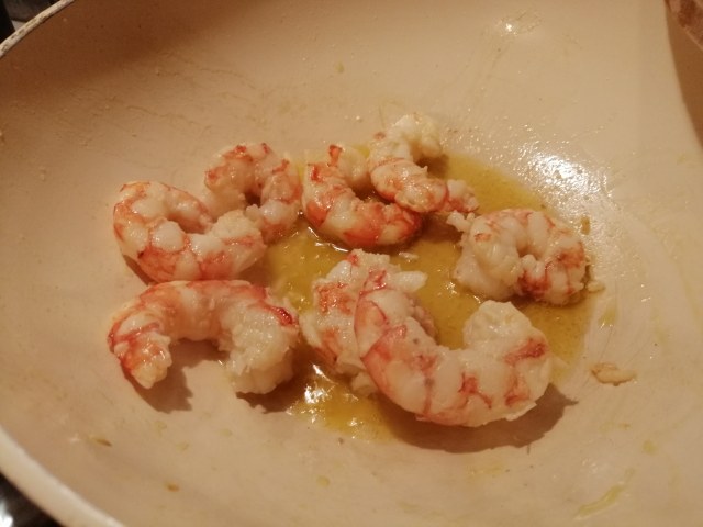 Curry thai di Natale con ortaggi di stagione e gamberi