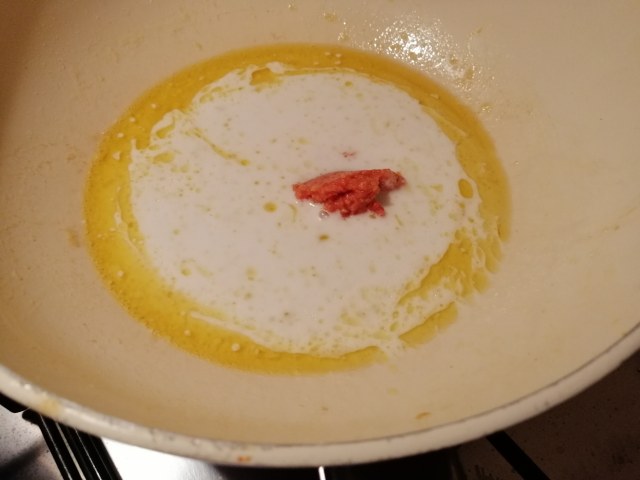 Curry thai di Natale con ortaggi di stagione e gamberi