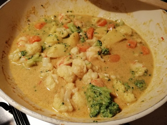 Curry thai di Natale con ortaggi di stagione e gamberi