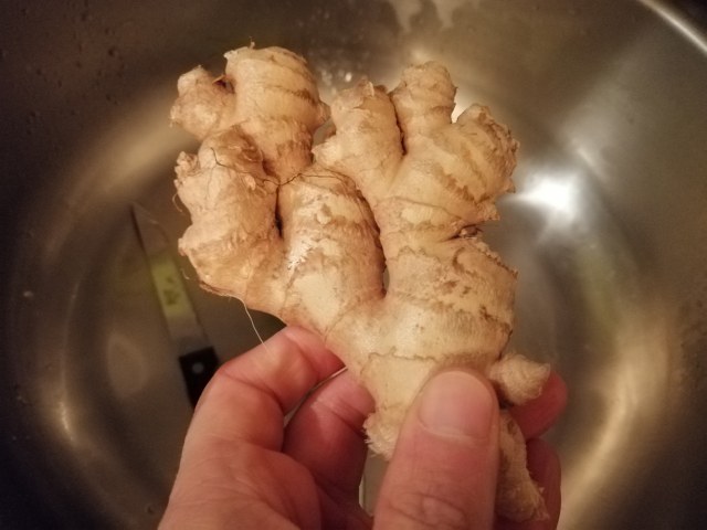 Curry thai di Natale con ortaggi di stagione e gamberi