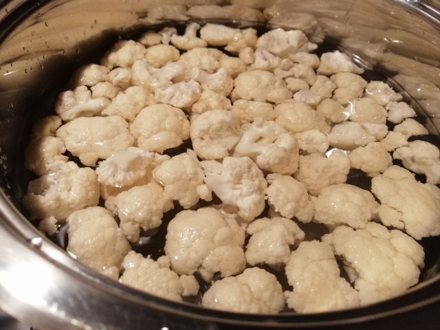 Curry thai di Natale con ortaggi di stagione e gamberi