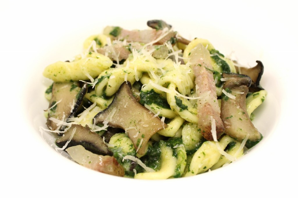 Orecchiette con borragine funghi cardoncelli guanciale e pecorino